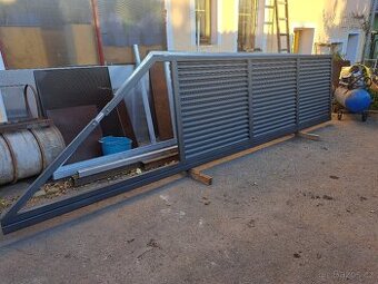 Samonosná posuvná lamelova brána