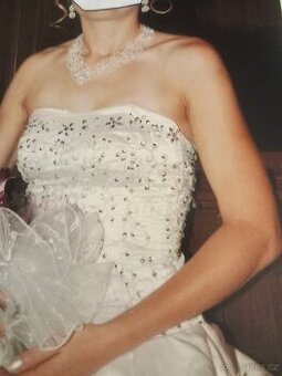 Svatební šaty