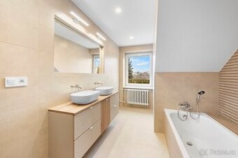 Pronájem luxusního domu 5+kk, s balkónem a zahradou