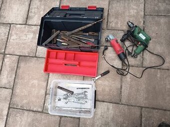 Různé staré nářadí z dílny