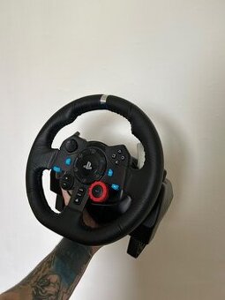 Volant s pedály