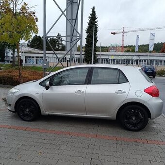 Toyota Auris motor benzin 1 598 cm3, 91 kW.