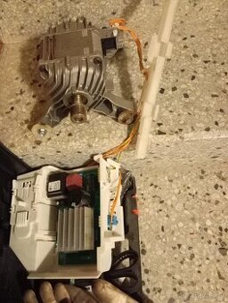 Motor+řídící jednotka z pračky Siemens iQ 700