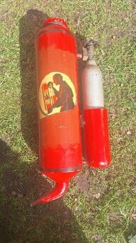 Starý hasicí přístroj.