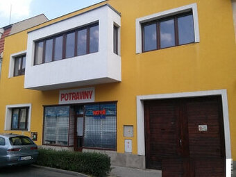 Rodinný dům s prodejnou potravin v centru obce