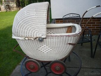 starý kočárek na panenku