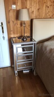 Zrcadlový noční stolek se 3 zásuvkami