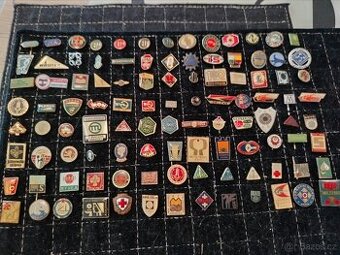 SBÍRKA RŮZNÝCH STARÝCH ODZNAKŮ NA PLATĚ.