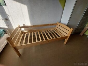 Dřevěná postel v pěkném stavu