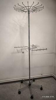 OTÁČECÍ STOJAN NA KOLEČKÁCH