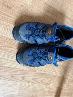 Sandály s ocelovou tužínkou.