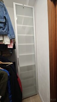 vysoká šatní skříň s osvětlením