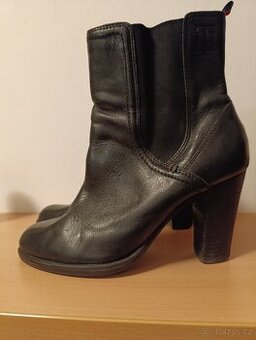 Kožené kotníkové boty Tommy Hilfiger vel. 40