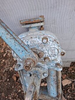 Ruční pumpa plně funkční