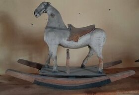 Starý houpačí kůň - retro hračka pro děti - starožitnost