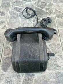 starý telefon na kličku