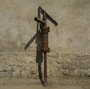 Historická retro industriální pumpa
