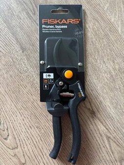 Fiskars zahradní nůžky P90