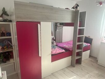 Dvoupatrova postel s šatnou