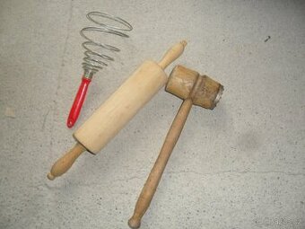 kuchyň naběračky, otvíráky, sekáček, vánoční formičky...