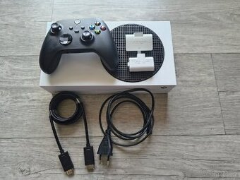 Xbox series S + ovladač + nabíjecí baterie přes USB C