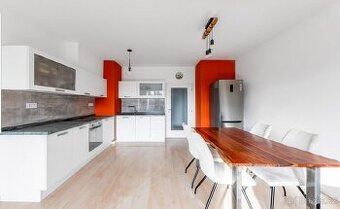 Prodej stylového bytu 3+kk se dvěma balkony, garáží a sklepe
