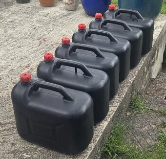 Kanystry na naftu nebo benzín 6 x 20 litrů
