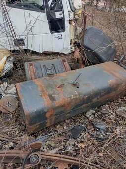 Nádrž na naftu z Nisanu