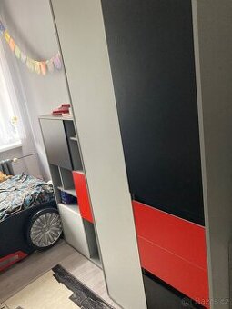 Auto pokoj nábytek s auto posteli a kobercem.