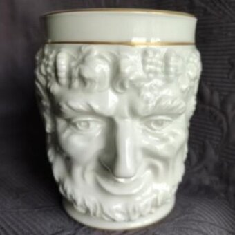 STAROŽITNÝ HRNEČEK - PORCELÁNKA DRESDEN