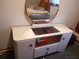 Komoda se zrcadlem