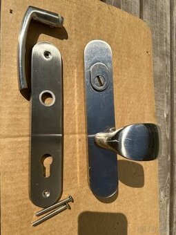 Kování ke vchodovým dveřím