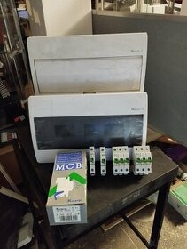 Skříň rozvaděče + jističe