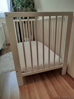 Dětská postýlka včetně roštu, matrace, prostěradel