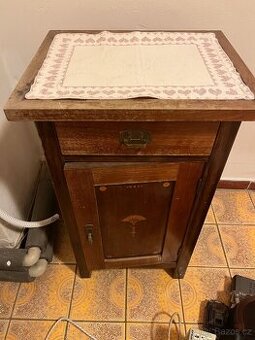 noční stolek starožitný