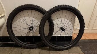 ZAPLETENÁ KOLA SYNTACE V25I 15X110 / 12X148 BOOST XD OŘECH