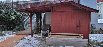 Lakovaný dřevěný zahradní domek