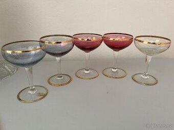 skleničky s barevnými kalichy