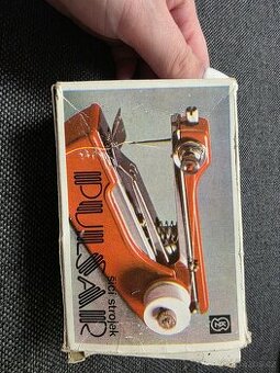 Ruční šicí strojek PULSAR – retro, kompletní, funkční