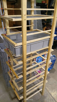 Komplet vybavené chovné regály i s boxy pro mastomyši