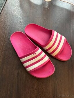 Růžové pantofle Adidas 35