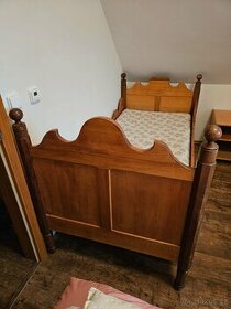 dvě „starožitné“ postele z dřevěného masivu vč.matrace