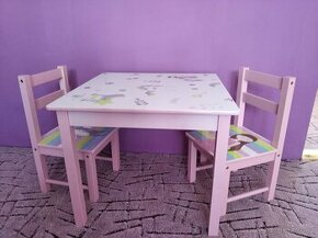 Dřevěný stůl a židličky