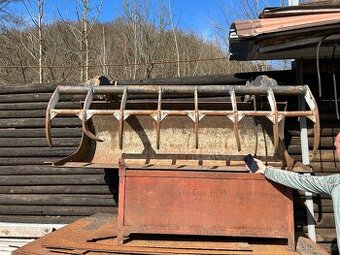 Hydraulická lopata s přidržovačem na Manitou