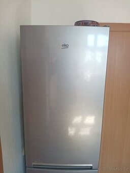 Prodám ledničku 4 roky stará