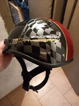 Prilba na motorku nebo chopper