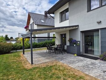 Hliníková pergola s elektricky ovládanou střehou a roletami