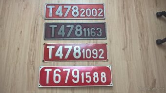 cedule , štítky, lampy, čísla z lokomotiv