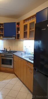 kuchyň s funkčními spotřebiči v zachovalém stavu