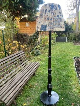 Starožitná lampa stojací